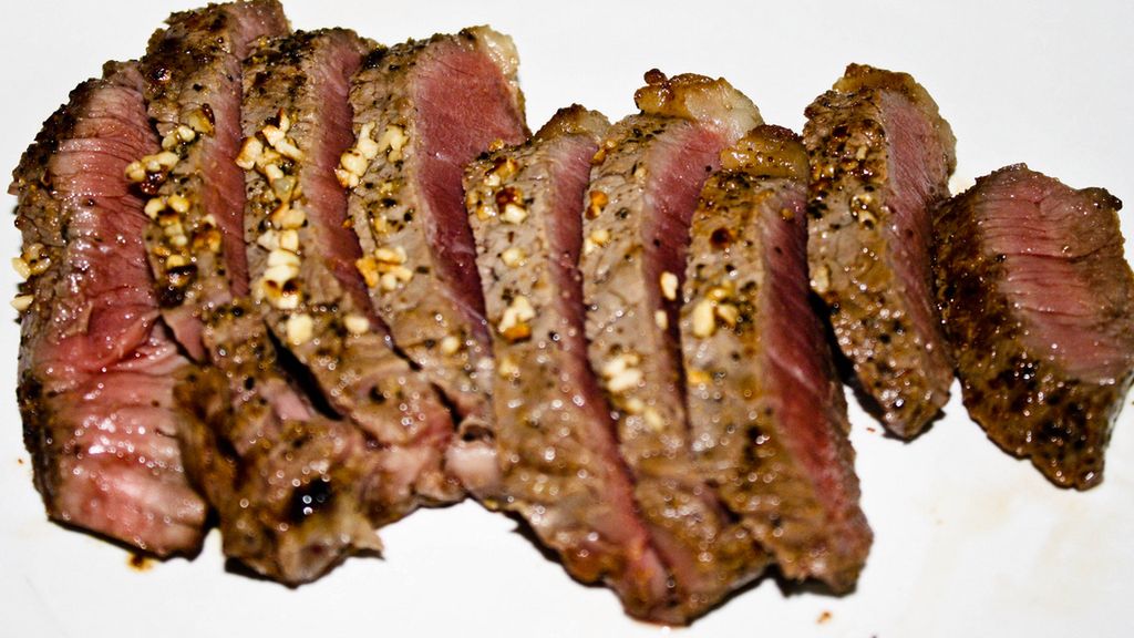 Opiekana wołowina zrazowa górna (steki, mięso i tłuszcz)