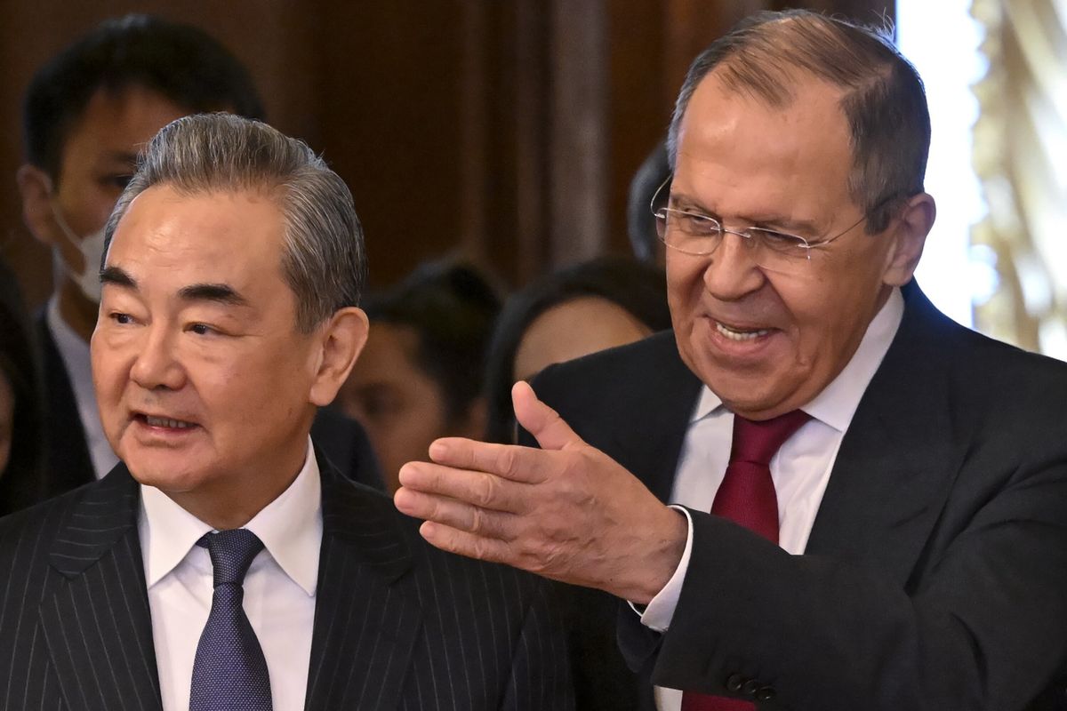 Szef dyplomacji Chin Wang Yi i minister spraw zagranicznych Rosji Siergiej Ławrow w środę w Moskwie