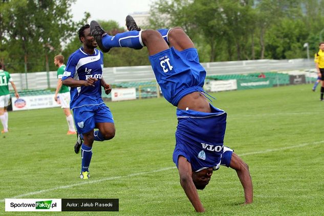 Salta po zdobyciu gola w wykonaniu Charlesa Nwaogu