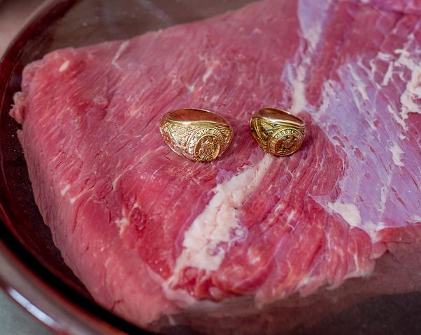 Surowa wołowina zrazowa górna (steki, mięso i tłuszcz, II klasa mięsa)