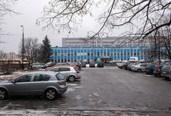 Tajemnicza śmierć w Szpitalu Bródnowskim. 43-latek zmarł pod płotem