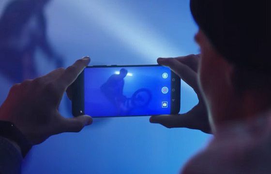 Młodzi ludzie odważnie dążący do celu w pierwszej polskiej reklamie Honor 8X (wideo)