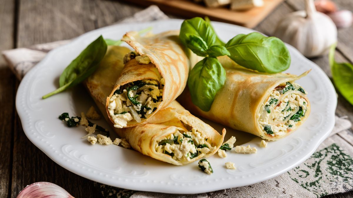 Warto spróbować wytrawnych naleśników z serem. 