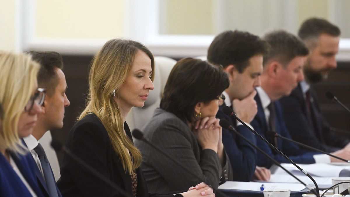 Warszawa, 19.11.2024. Minister rodziny, pracy i polityki społecznej Agnieszka Dziemianowicz-Bąk (3L) podczas posiedzenia rządu w siedzibie Kancelarii Prezesa Rady Ministrów w Warszawie, 19 bm. Rząd ma zająć się projektem ustawy o unijnej sieci danych dotyczących poziomu zrównoważenia gospodarstw rolnych (FSDN). (jm) PAP/Piotr Nowak