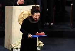 Olga Tokarczuk odebrała nagrodę Nobla. Uwagę zwracało, co miała we włosach