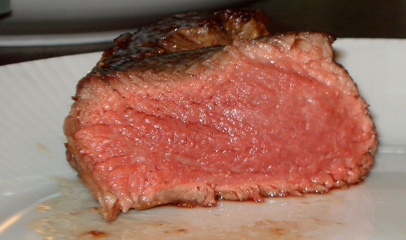 Opiekana wołowina zrazowa górna (steki, mięso i tłuszcz, II klasa mięsa)