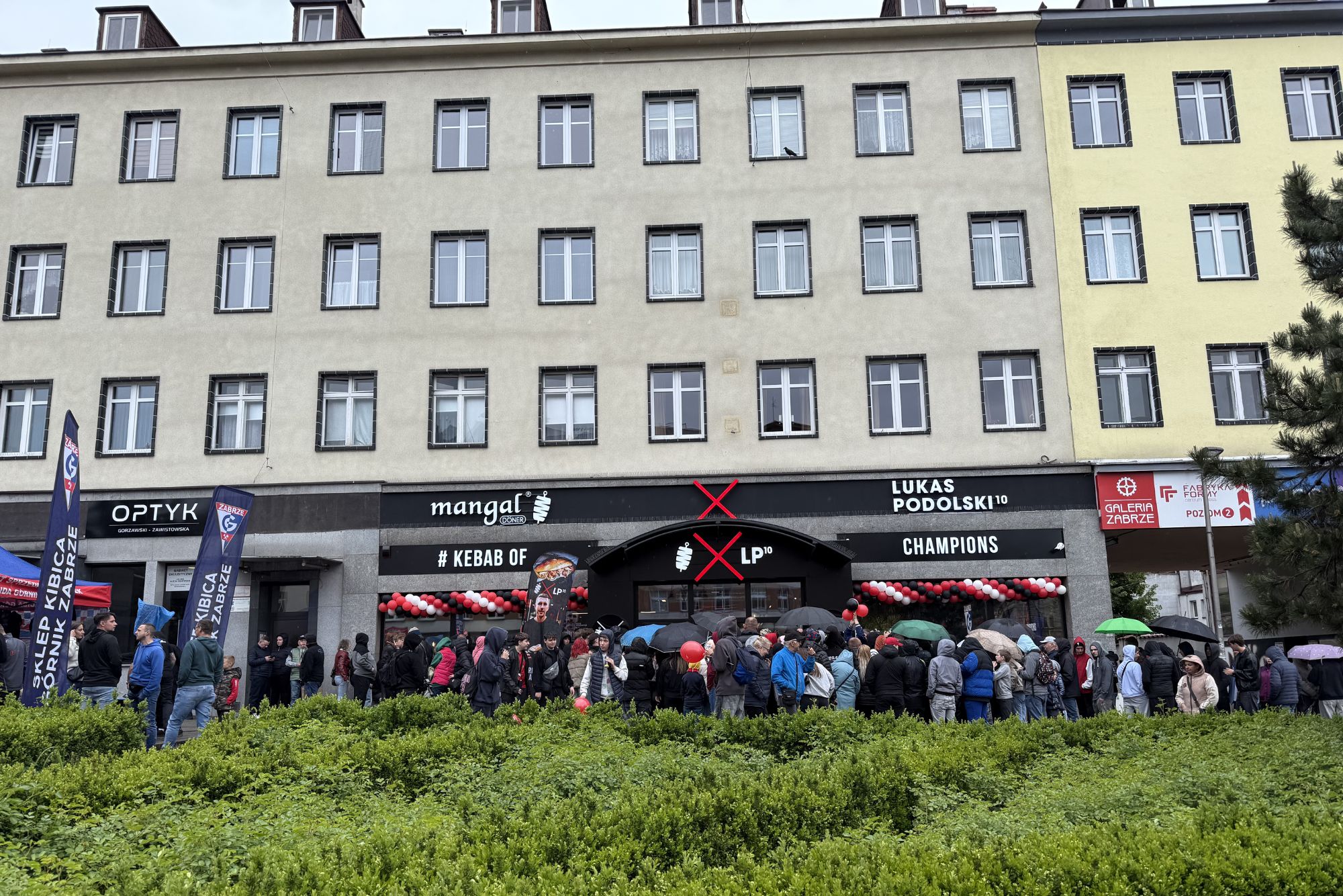 Tłumy na otwarciu lokalu Podolskiego w Zabrzu