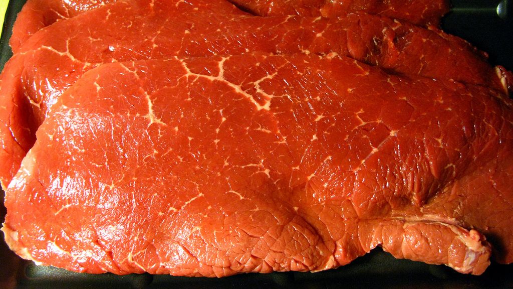 Surowa wołowina zrazowa górna (steki, mięso i tłuszcz, III klasa mięsa)