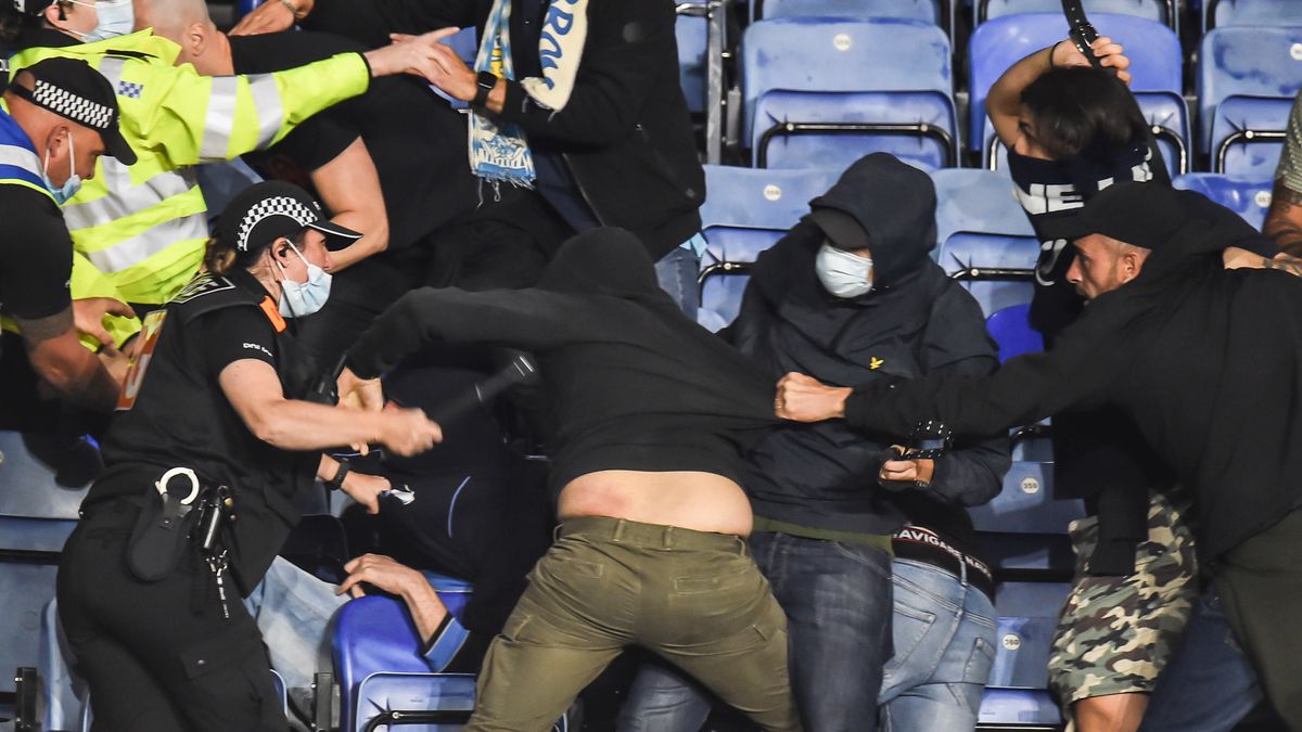 Kibice starli się z policją podczas meczu Leicester City - Napoli w Lidze Europy