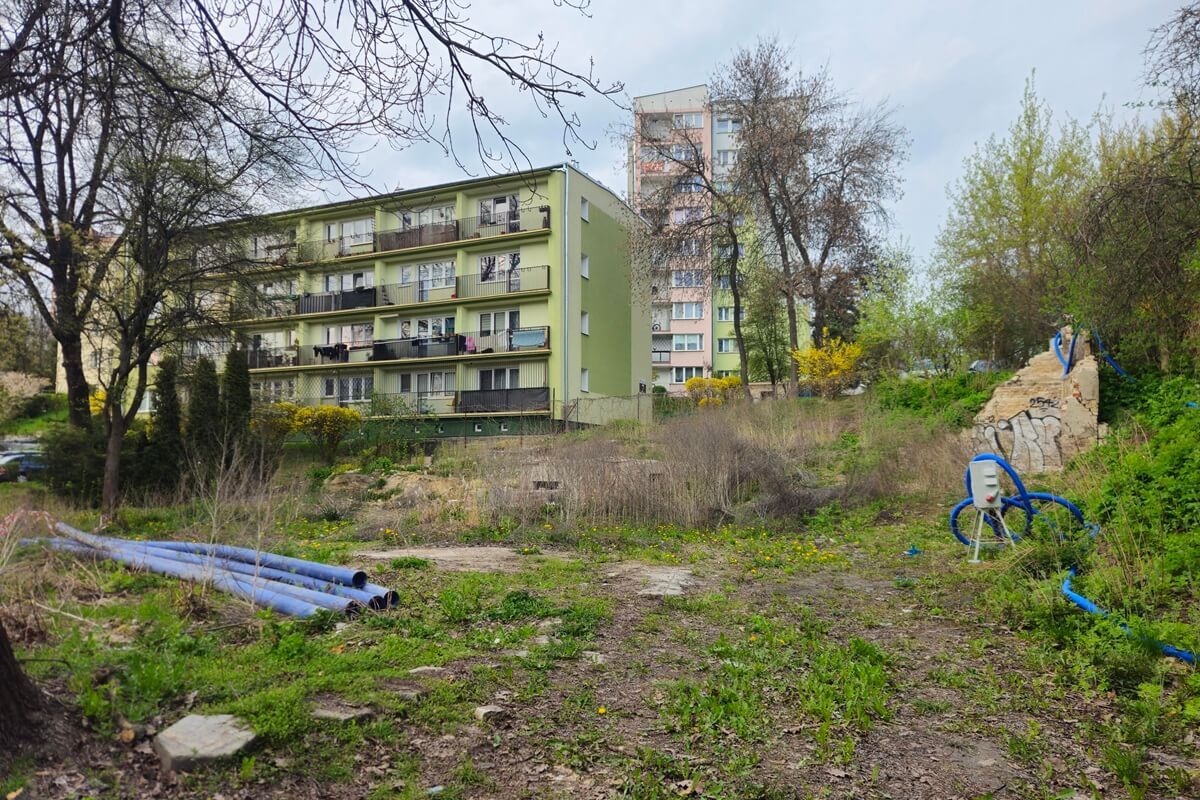 Działka po pustostanach przy ul. Głębokiej 7a