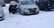 Lublin: Nad Zalew Zemborzycki podjechał porozbijany volkswagen. Kierowca zwyzywał policjantów, trafił do celi