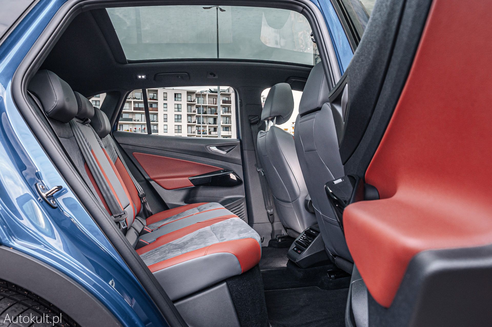 Na tylnej kanapie Volkswagena ID.4 miejsca nie brakuje
