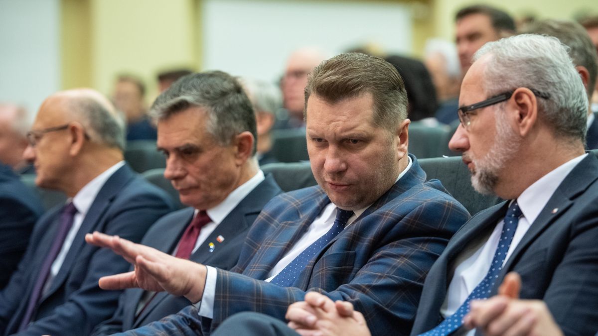 Lublin, 05.10.2022. Wojewoda lubelski Lech Sprawka (3P), minister edukacji i nauki Przemysław Czarnek (2P) oraz minister zdrowia Adam Niedzielski (P) podczas uroczystej inauguracji roku akademickiego 2022/23 na Uniwersytecie Medycznym w Lublinie, 5 bm. (amb) PAP/Wojtek Jargiło