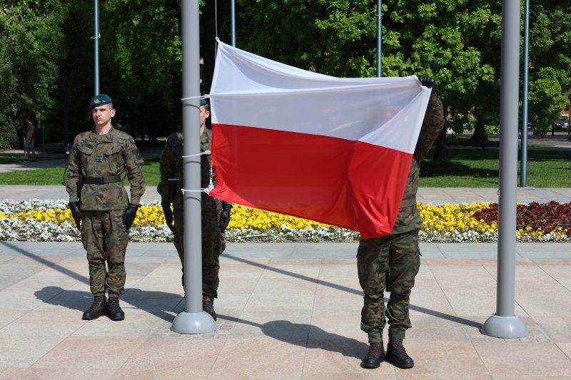 fot. lublin112.pl.  Lublin uczcił Dzień Flagi Rzeczypospolitej Polskiej na Placu Litewskim 