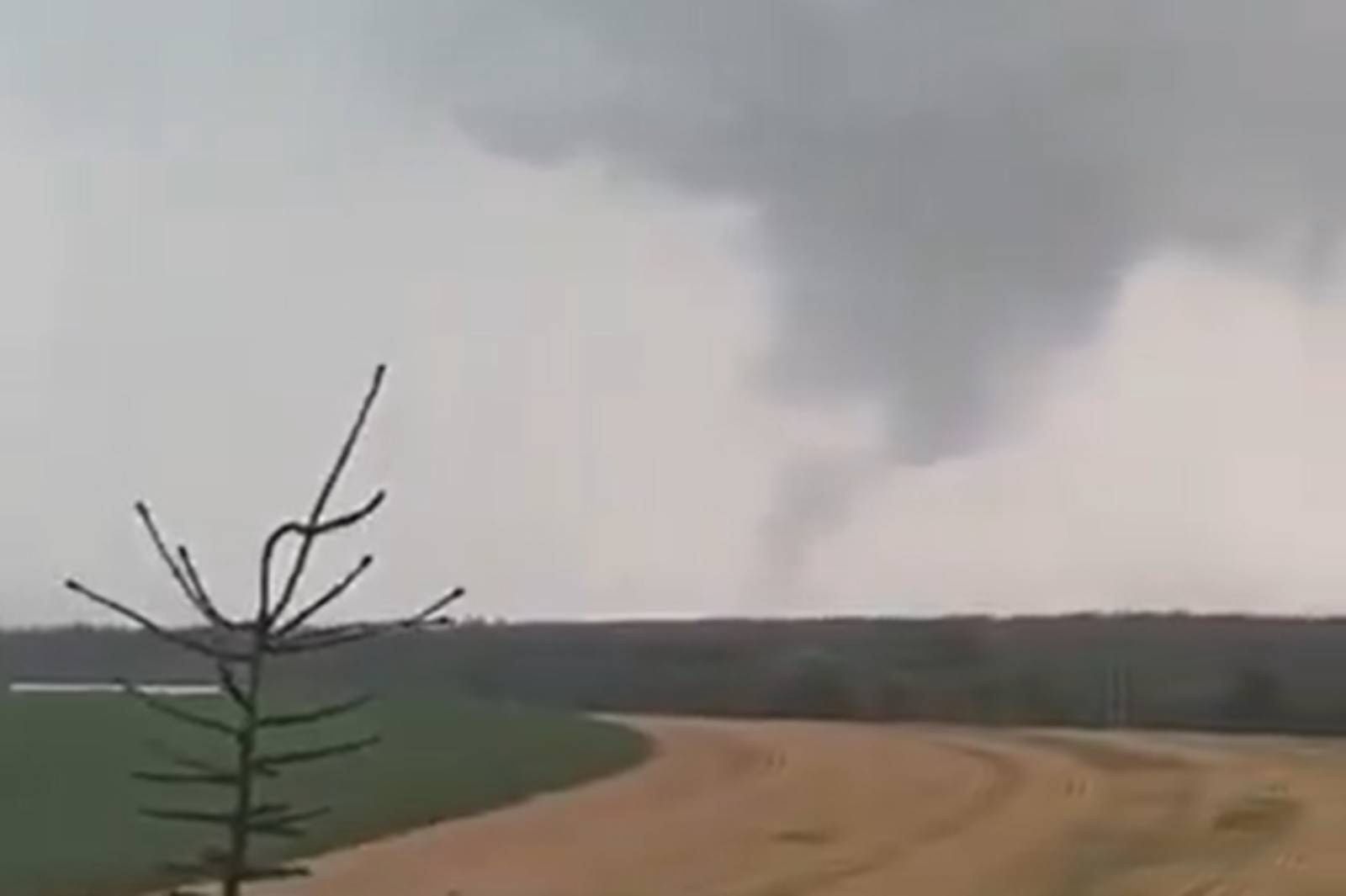 Trąba powietrzna pojawiła się w Wielkopolsce. Nagranie budzi grozę