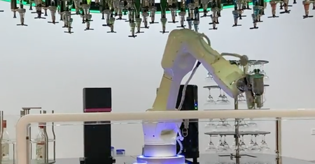 Dobra „staromodna” sztuczna inteligencja? Robot barman Cecilia miesza koktajle na zachwyt swoich klientów
