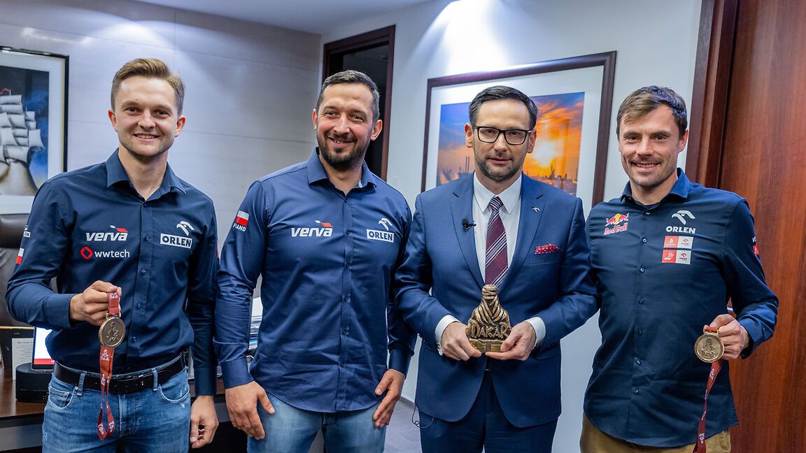 Materiały prasowe / Orlen Team / Na zdjęciu: Daniel Obajtek z uczestnikami Rajdu Dakar