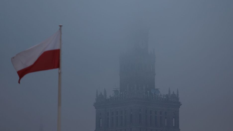 Warszawski PKiN zasnuty dymem smogowym.