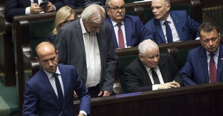 Sondaż. Czy Unia Europejska powinna obcinać fundusze? Polacy podzieleni