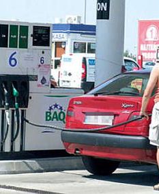 Taniej przy dystrybutorach, ale nadal mamy jedne z najdroższych paliw w Europie