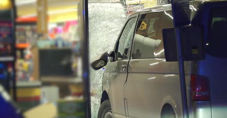 Wjechał busem w witrynę sklepową. Dwie pasażerki ranne
