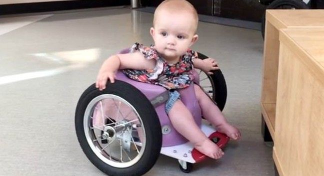 Skonstruował dla chorej córeczki mały wózek inwalidzki