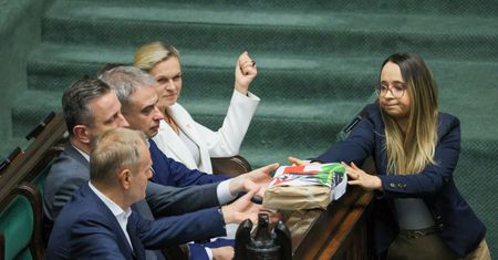 Sceny w Sejmie. Posłanka podeszła do Tuska z podpisami