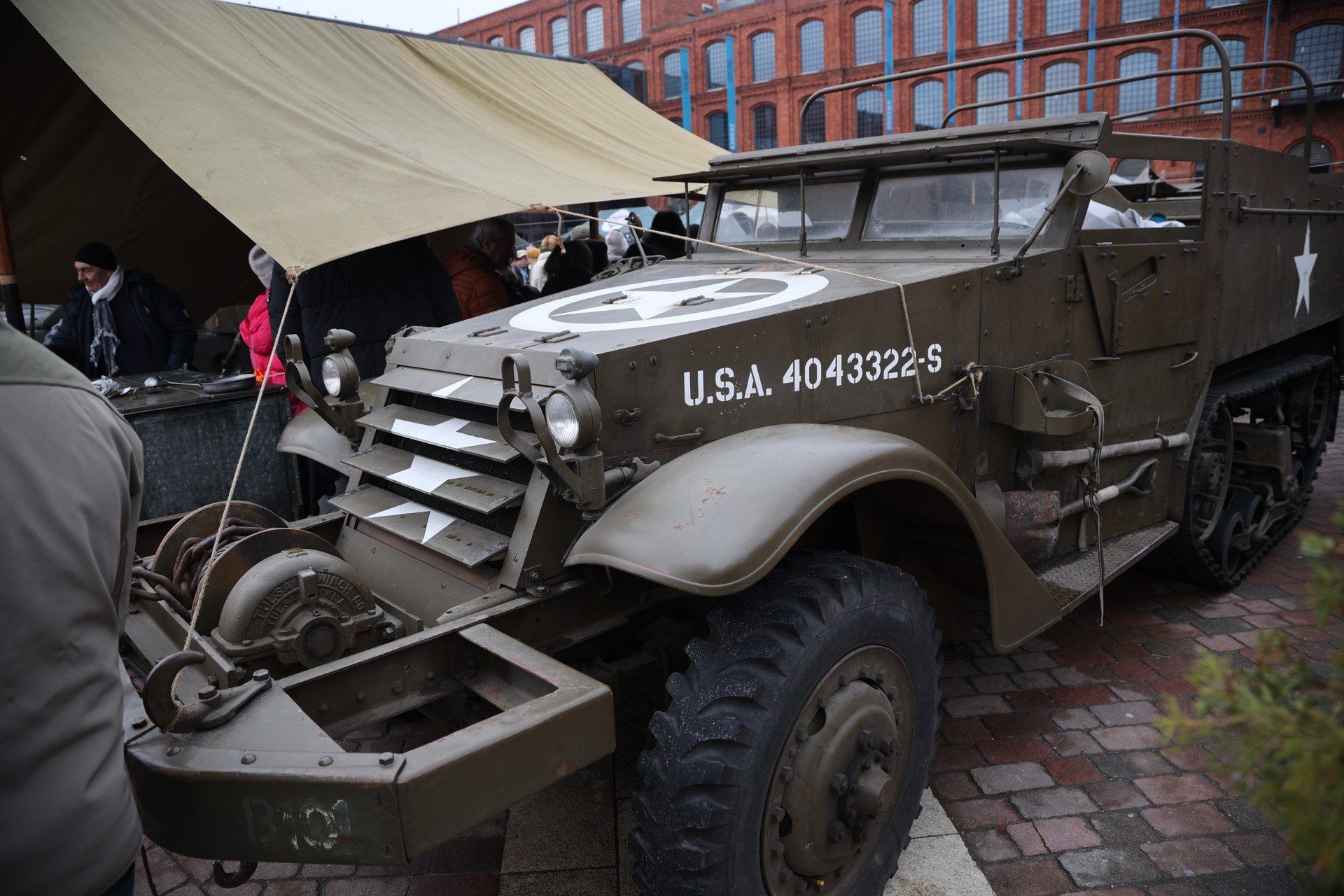 Na miejscu zjawiło się kilkanaście współczesnych jak i zabytkowych pojazdów.