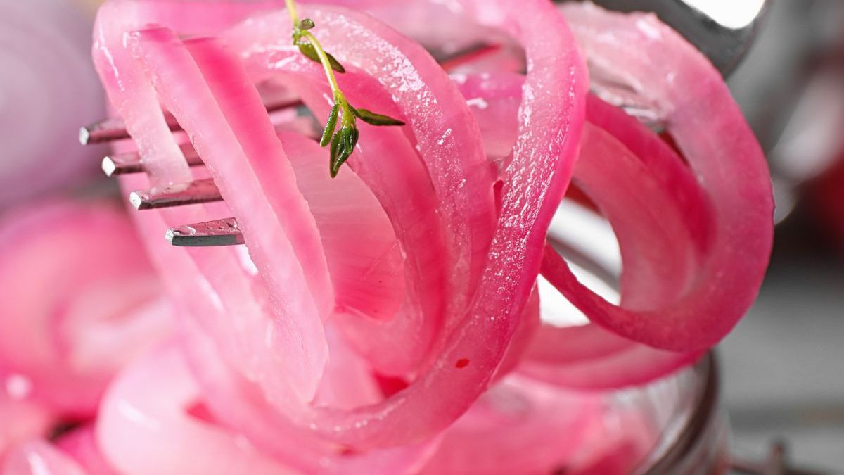 Ten chrupiący dodatek sprawdzi się także do wigilijnych śledzi