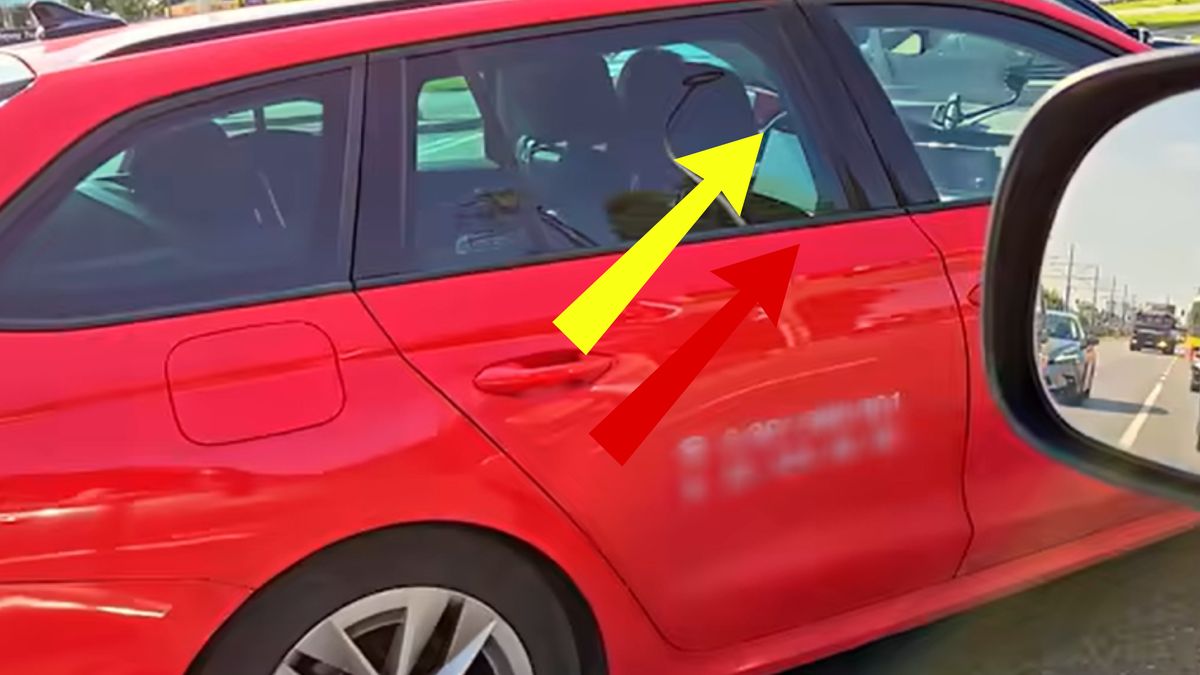 Jechała z laptopem na kolanach.