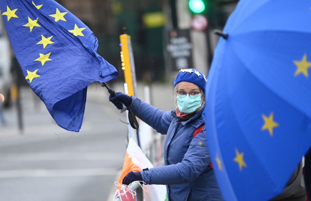 Demonstrantka w Londynie wyraża swoje poparcie dla Unii Europejskiej przed spotkaniem Johnsona z von der Leyen.