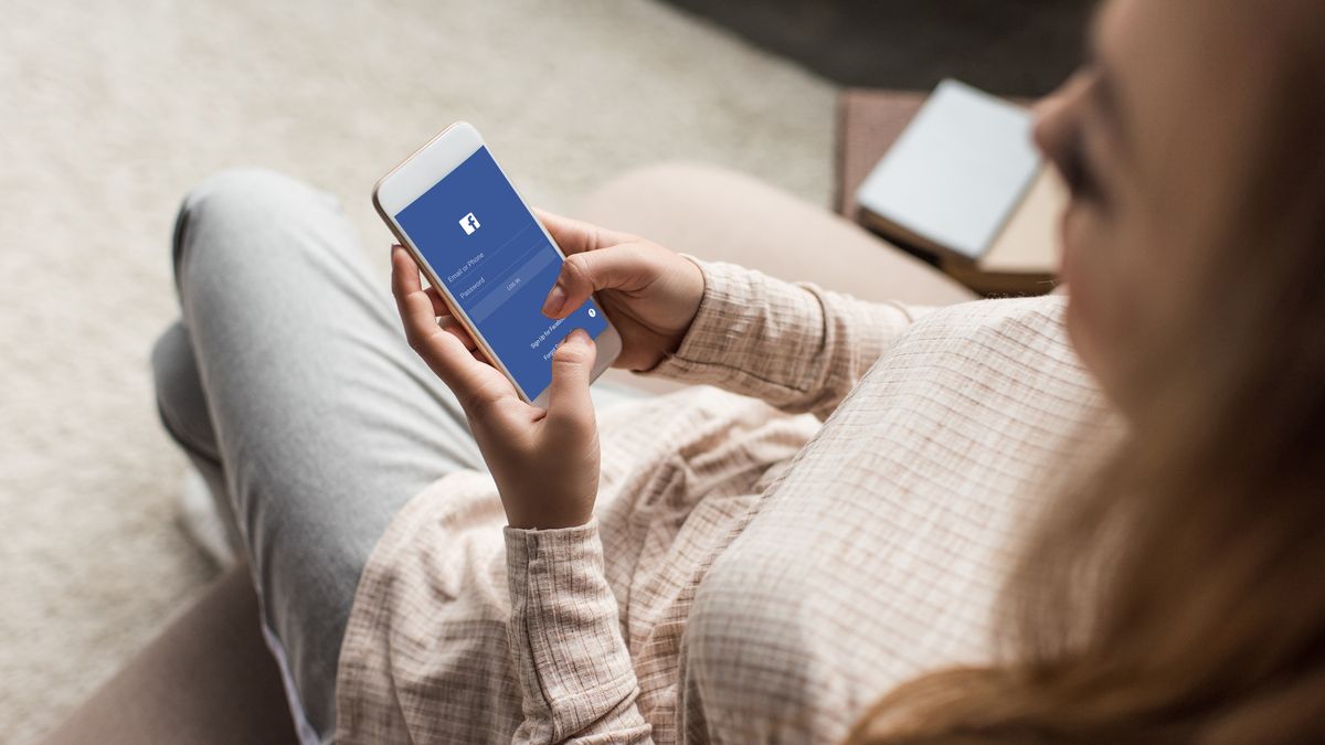 Aplikacja Facebooka na smartfonie z depositphotos