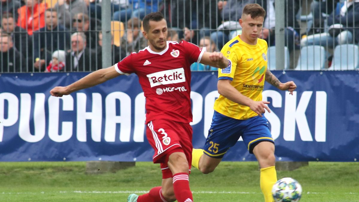 PAP / Roman Zawistowski / Na zdjęciu: zawodnik Unii Skierniewice Marcin Pieńkowski (z prawej) i Tomasz Jodłowiec (z lewej) z Piasta Gliwice