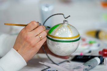 Stromiec: Będzie charytatywne malowanie bombek. Przed Bożym Narodzeniem chcą pomóc w zbiórce pieniędzy dla Leona Słomki, który walczy z DMD