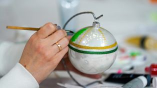 Stromiec: Będzie charytatywne malowanie bombek. Przed Bożym Narodzeniem chcą pomóc w zbiórce pieniędzy dla Leona Słomki, który walczy z DMD