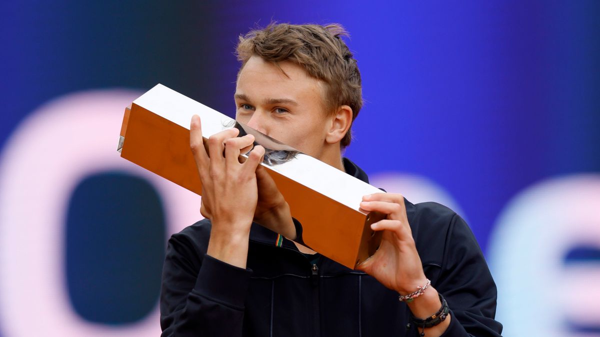 PAP/EPA / RONALD WITTEK / Na zdjęciu: Holger Rune, mistrz BMW Open 2022