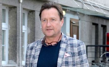 Groziła mu eksmisja. Przez lata był "więźniem mieszkania"