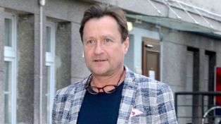 Groziła mu eksmisja. Przez lata był "więźniem mieszkania"