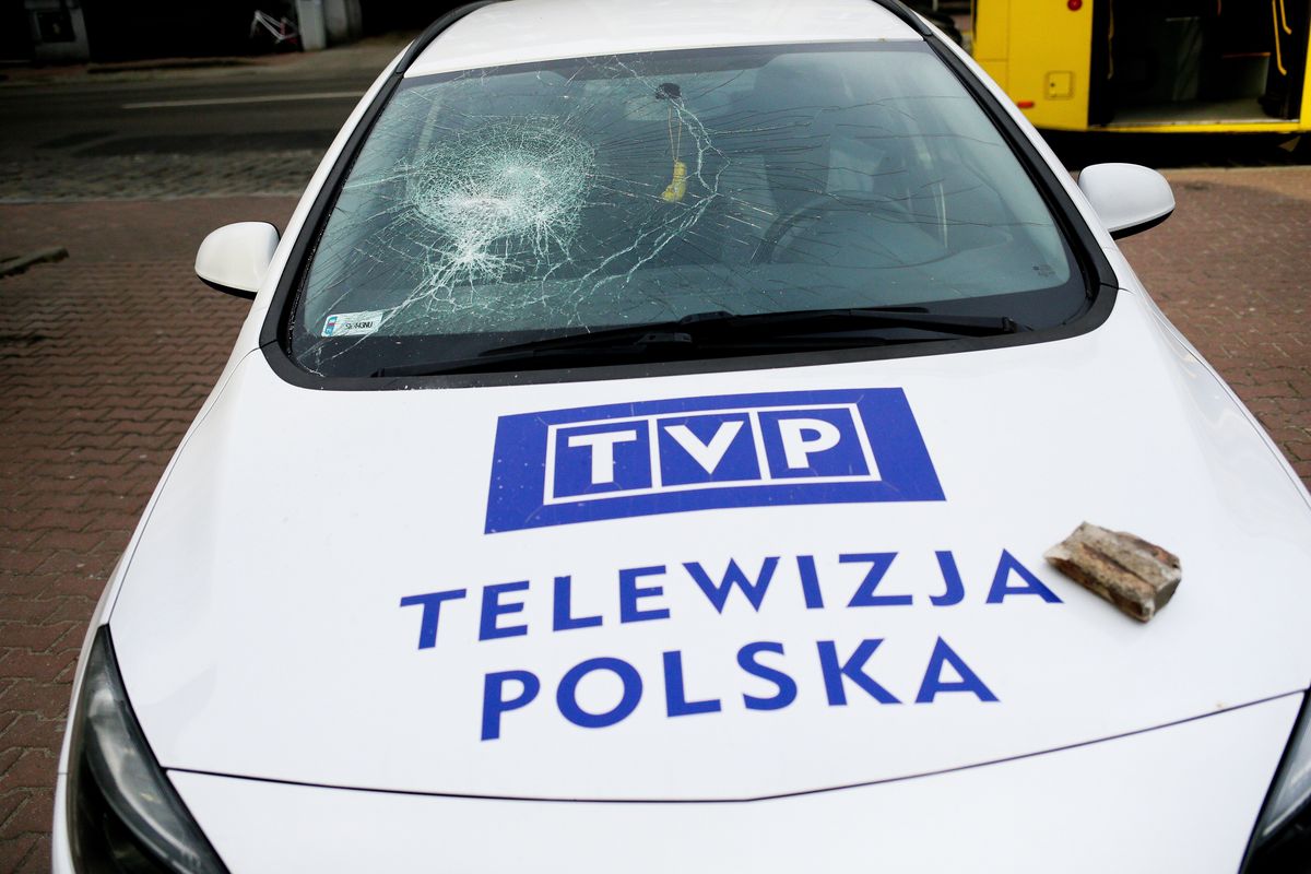 Samochód TVP obrzucony kamieniami. Policja szuka sprawcy