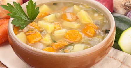 Taką zupę na rosole robiła moja babcia. Nie chodzi wcale o pomidorową