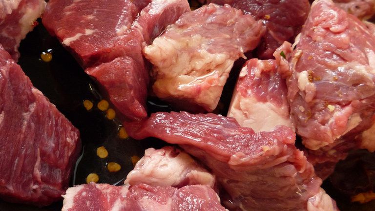 Surowy cały mostek wołowy (mięso i tłuszcz)