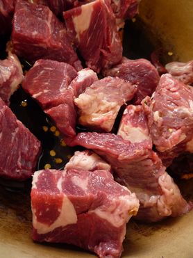 Surowy cały mostek wołowy (mięso i tłuszcz)