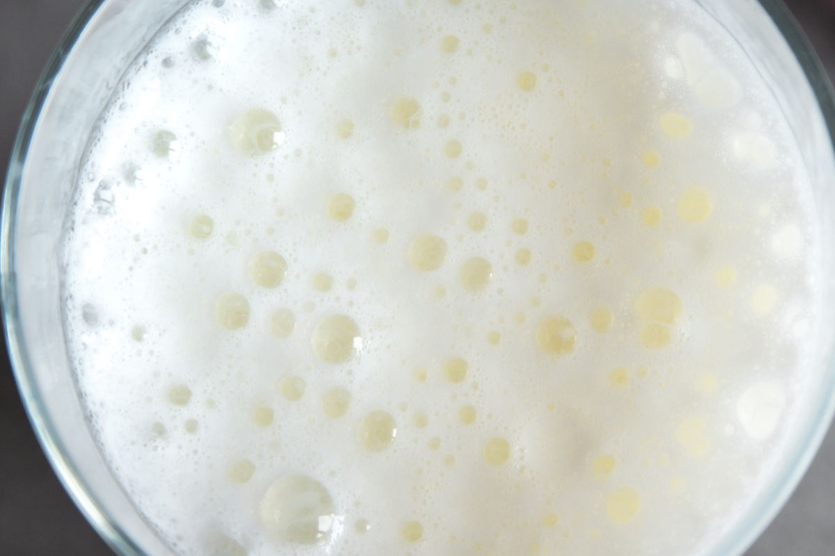 Kefir i maślanka. Co tak naprawdę jest zdrowsze dla naszych jelit?