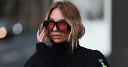 Jesień stoi pod znakiem swetrów. Zainspiruj się stylizacjami z czarnym i kolorowym modelem