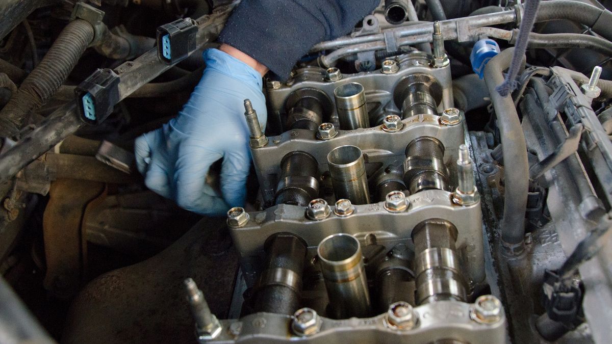 W zależności od konstrukcji silnika, luzy zaworowe w Hondach Accord reguluje się w czasie od 30 min do 1,5 h