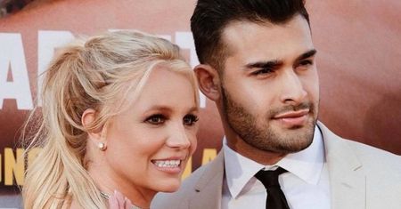 Britney Spears dodała zdjęcie z chłopakiem z okazji 39. urodzin. Fani biją na alarm: "To wygląda, jakby on miał ją zaraz UDUSIĆ" (FOTO)