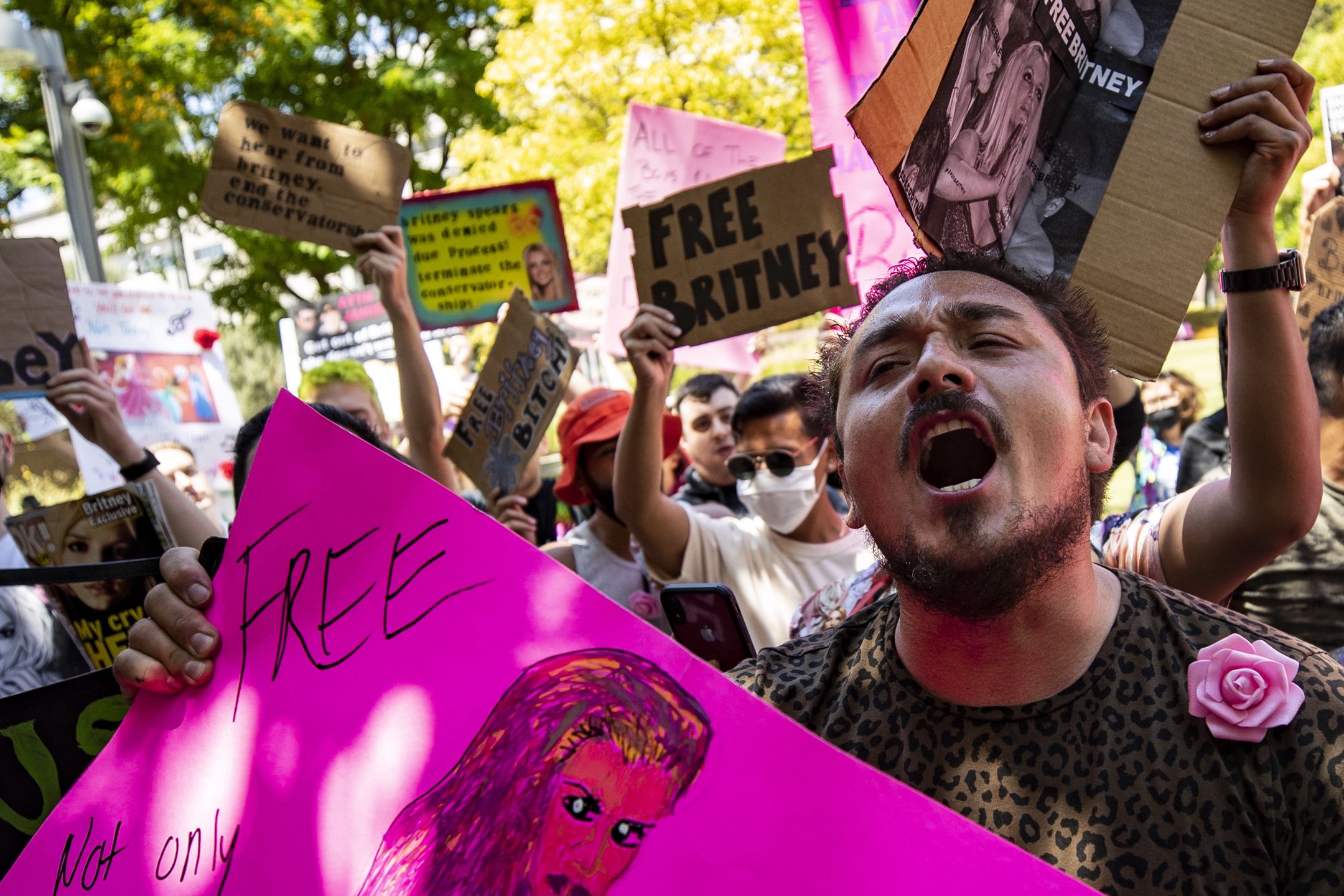 epa09297677 Hundreds of demonstrators rally during a #FREEBRITNEY protest in front of the court house where Britney Spears addresses the court in conservatorship hearing in Los Angeles, California, USA, 23 June 2021.  EPA/ETIENNE LAURENT Dostawca: PAP/EPA.