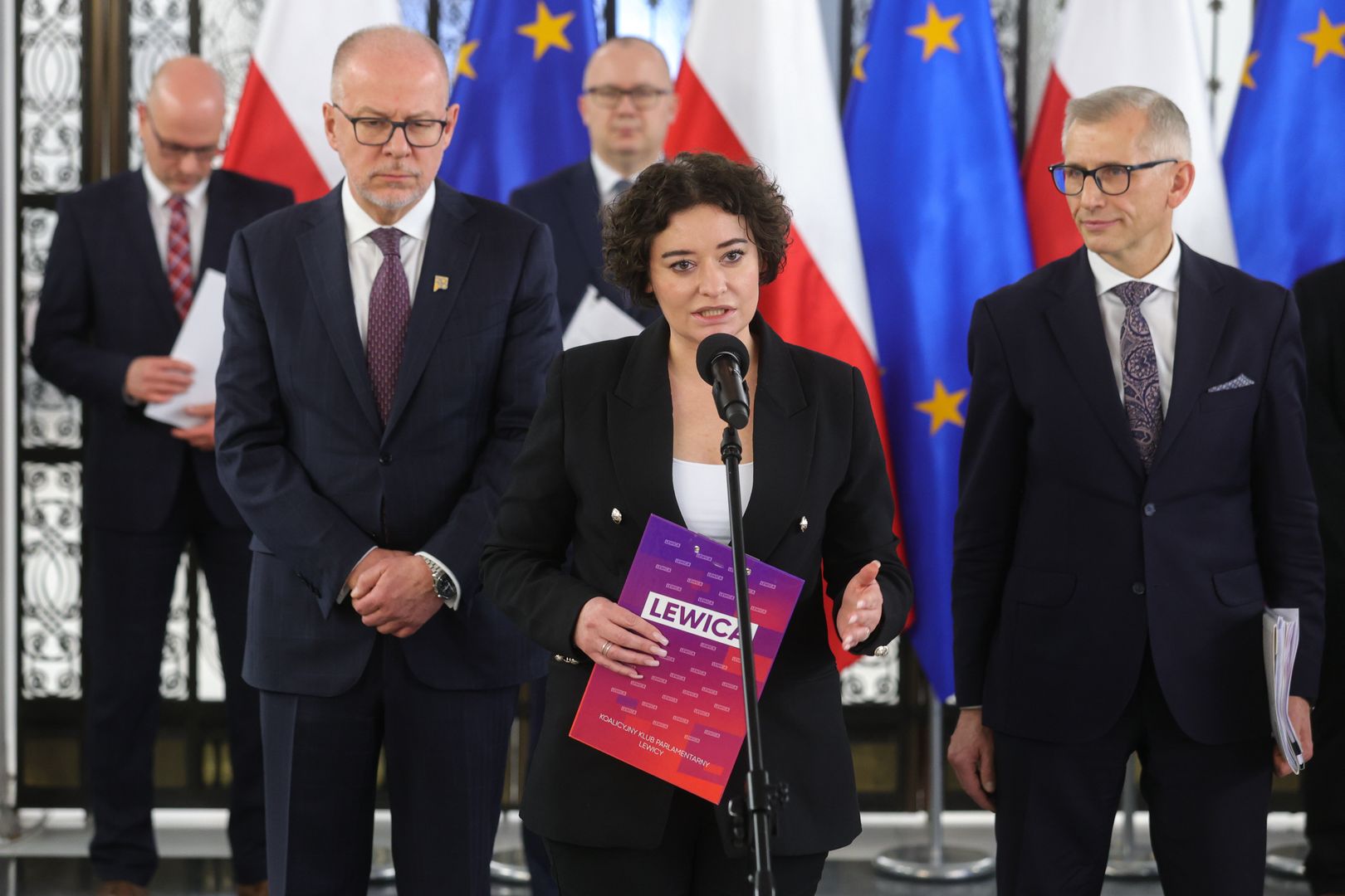 Warszawa, 04.03.2024. Przewodnicząca Koalicyjnego Klubu Lewicy Anna Maria Żukowska (C), senator Polski 2050 Jacek Trela (2L) i przewodniczący senackiej Komisji Ustawodawczej, senator KO Krzysztof Kwiatkowski (P) podczas konferencji prasowej nt. proponowanych rozwiązań prawnych dotyczących Trybunału Konstytucyjnego, 4 bm. w Sejmie w Warszawie. (ad) PAP/Rafał Guz