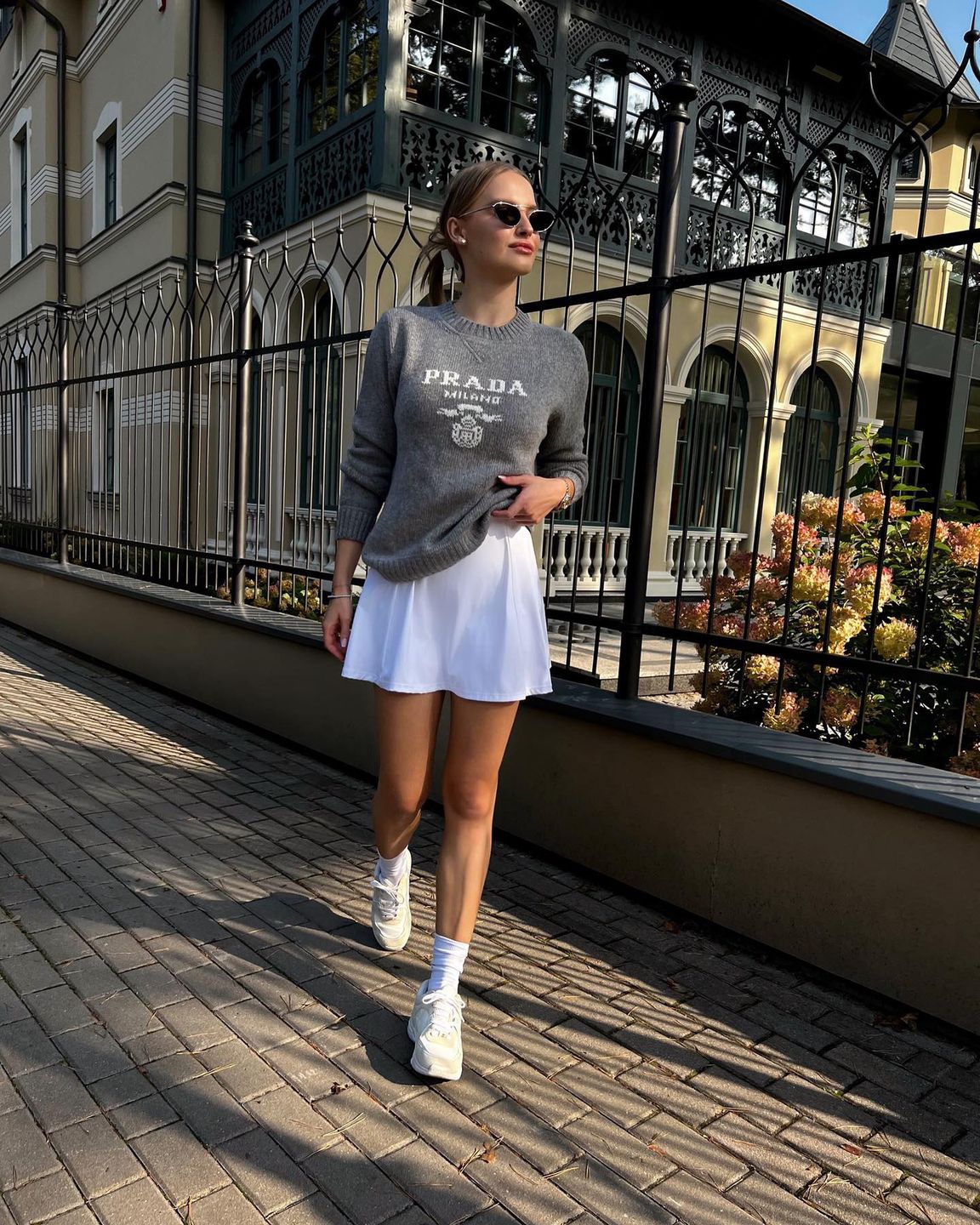 Karolina Pisarek w mini i sweterku