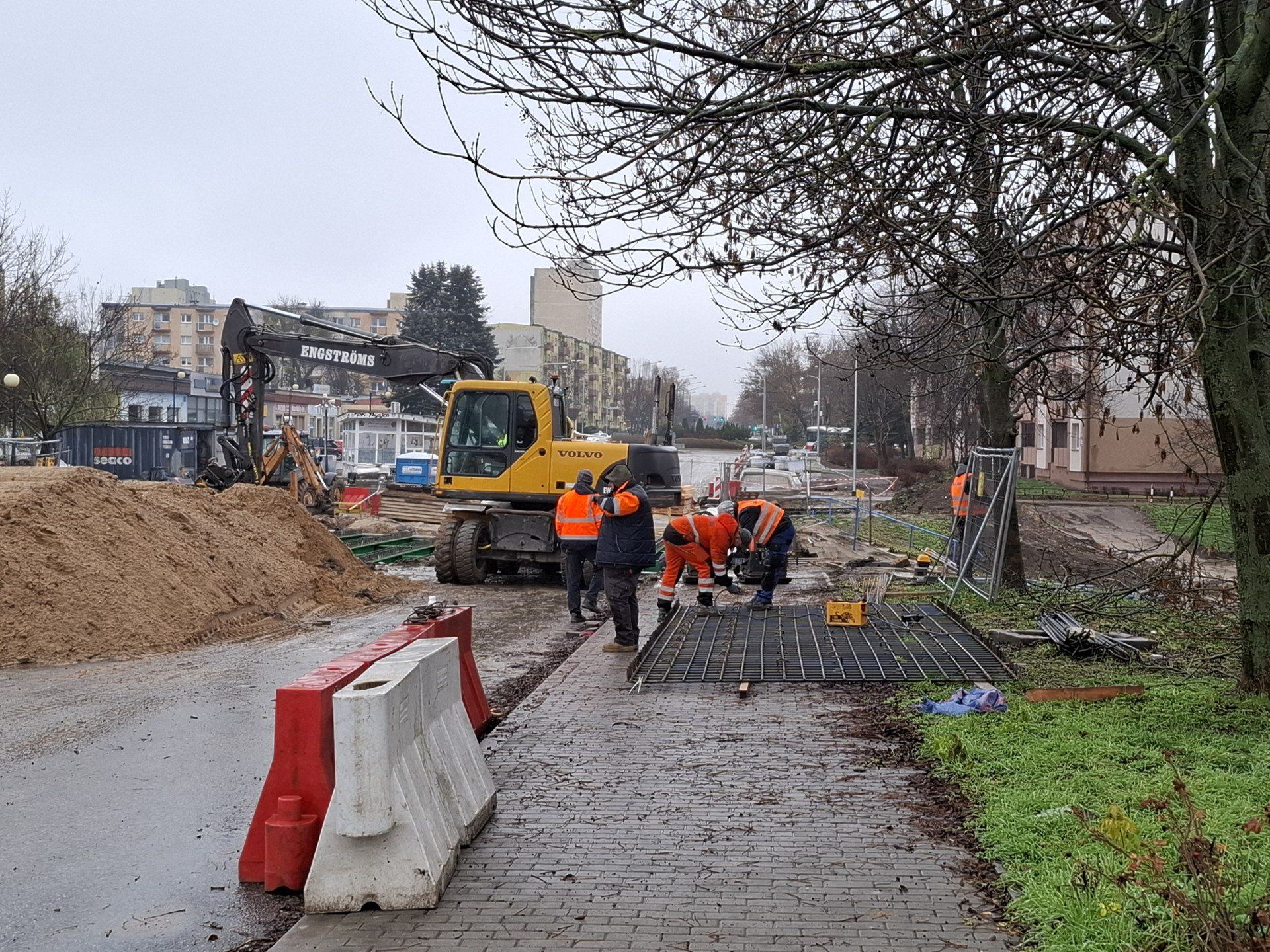 Kierowcy nadal nie pojadą odcinkiem ulicy Chrobrego w Radomiu, budowa mostu sprawia problem